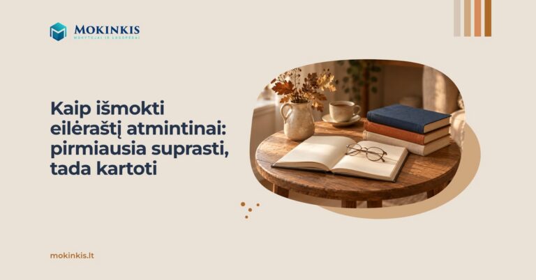 Kaip išmokti eilėraštį atmintinai: pirmiausia suprasti, tada kartoti – atversta knyga su akiniais, knygų krūvelė ir rudens lapai ant stalelio