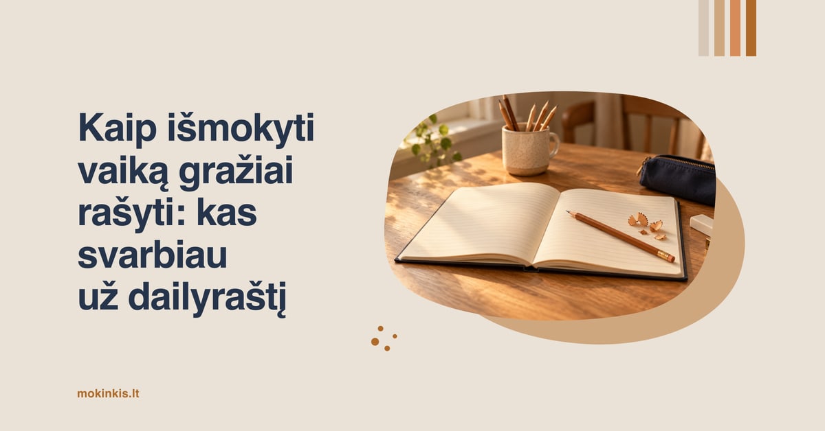 Kaip išmokyti vaiką gražiai rašyti: kas svarbiau už dailyraštį. Ant medinio stalo – atverstas sąsiuvinis tuščiais puslapiais, pieštukas ir drožlės.
