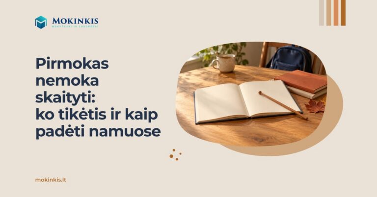 Pirmokas nemoka skaityti: ko tikėtis ir kaip padėti namuose. Ant stalo – atversta knyga tuščiais puslapiais, rodomoji lazdelė, knygos ir klevo lapai.