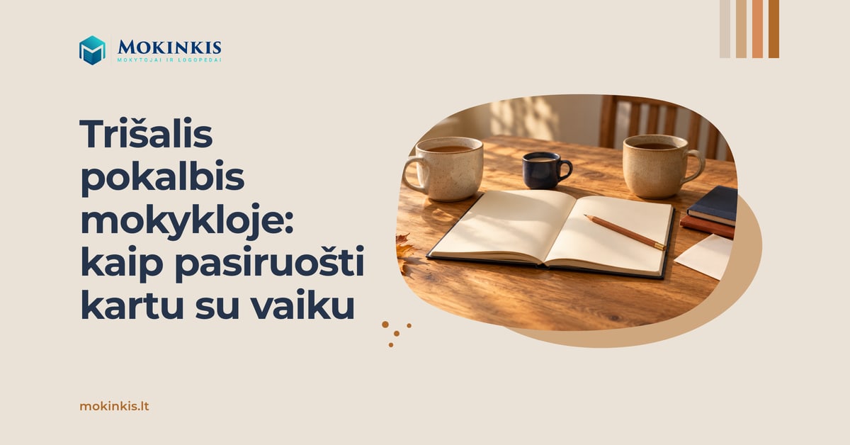 Trišalis pokalbis mokykloje: kaip pasiruošti kartu su vaiku. Ant medinio stalo prie atversto tuščio sąsiuvinio stovi du dideli puodeliai ir vienas mažas.